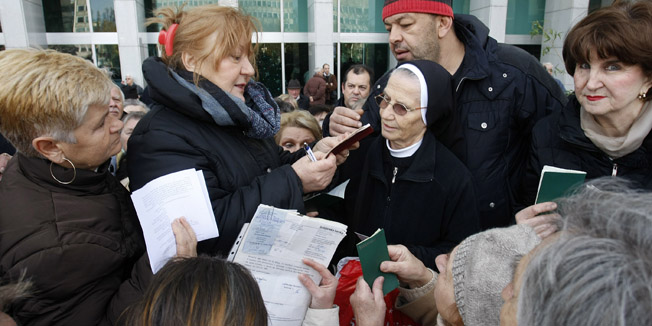 Zagreb, 301115.Savska, Zagrepcanka.Veliki broj stedisa okupio se ispred poslovnice Ljubljanske banke u Savskoj cesti zbog informacije koja se pojavila u medijima da je danas zadnji rok za predaju zahtjeva za  povrat stare devizne stednje . Ispred zgrade sluzbenice banke objasnjavale su okupljenim stedisama da danas nije zadnji rok za dostavu pravovaljane dokumentacije kojom mogu osvarit povrat stednje.Foto: Ranko Suvar / CROPIX