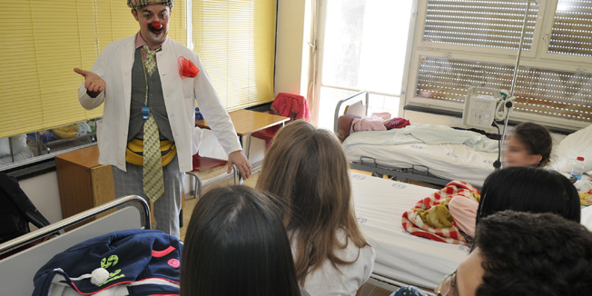 Split, 140214. Danas je u Klinickoj bolnici Firule odrzan Dan crvenih noseva. Naime Klaun Ludek je posjetio djecije odjele u bolnici i oraspolozio djecu koja su tamo zbog lijecenja.Na fotografiji: klaun Ludek zabavlja djecu.Foto: Mario Todoric / CROPIX