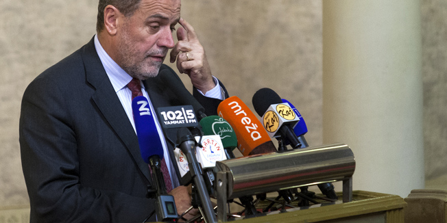 Zagreb, 011215.Stara gradska vijecnica, Cirilometodska 5.34. sjednica Gradske skupstine grada Zagreba odrzana u Staroj gradskoj vijecnici. Na dnevnom redu su Prijedlog odluke o izmjenama i dopunama Odluke o komunalnom redu, Prijedlog odluke o nerazvrstanim cestama, kao i Prijedlog zakljucka o sklapanju Sporazuma o placanju godisnje naknade za koristenje nekretnina drustva Zracne luke Zagreb doo.Na fotografiji: Milan Bandic.Foto: Tomislav Kristo / CROPIX