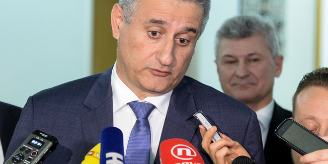 Zagreb, 261115. Ured predsjednice, Pantovcak.U Uredu predsjednice Kolinde Grabar Kitarovic u tijeku su konzultacije oko sastavljanja nove Vlade RH.Na sastanak su stigli i celnici Domoljubne koalicije.Na fotografiji: Tomislav Karamarko nakon sastanka dao je izjavu za medije.Foto: Goran Mehkek / CROPIX