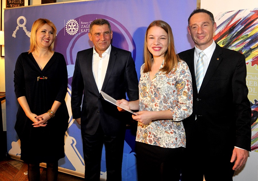 Zagreb, 011215.Mlinovi.U restoranu Okrugljak veceras su svecano dodijeljene stipendije Rotary Cluba Zagreb Kaptol za studente u sklopu akcije Korak u zivot.Na fotografiji: Milanka Opacic, Ante Gotovina i Mladen Gajski sa dobitnicom stipendije.Foto: Srdjan Vrancic / CROPIX