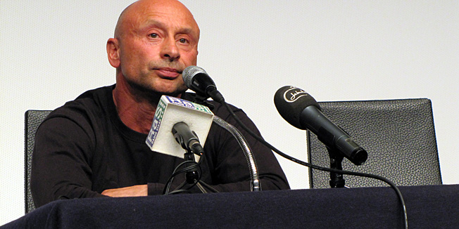 Sisak, 240513.Performans umjesto suceljavanja priredili su gradonacelnik Siska Dinko Pintaric i njegova protukandidatkinja Kristina Ikic Banicek iz SDP-a. Pintaric je 15 minuta cekao da se Kristina Ikic Banicek pojavi u Domu kulture na suceljavanju kojeg je on organizirao i na koje ju je pozvao preko medija, iako je znao da ona nece doci. Na kraju je izrecitirao jednu, kako je nazvao, haiku pjesmu: Ikebano, ikebano, nocas sam te sanjo. Meni dosla nisi, Sisak place, di si, di si. Pet minuta prije suceljavanja pred Dom kulture dosla je Kristina Ikic Banicek i rekla da nece ici na stranacki skup kojeg je organizirao Pintaric, da on nije dosao na dva suceljavanja i da se nada da ce doci na javno suceljavanje na Radio-Sisak u utorak. Dodi Dinko, nemoj se bojati, rekla je Kristina Ikic Banicek. Na fotografiji: Dinko Pintaric sam za stolom ceka pojavljivanje  protukandidatkinje.Foto: Mate Piskor  / CROPIX