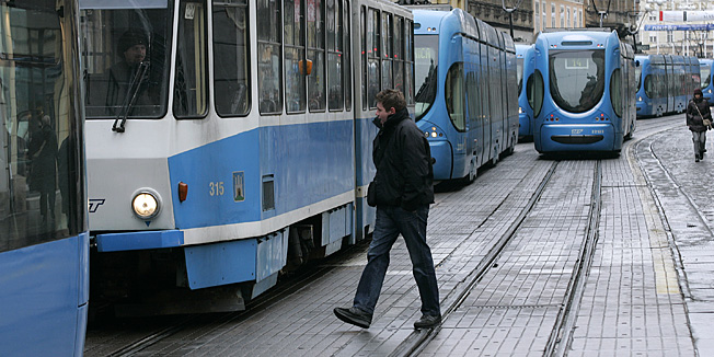 Zagreb, 030212.IlicaZbog kvara na tramvaju u Frankopanskoj ulici doslo je do kraceg zastoja tramvaja.Foto: Ranko Suvar / CROPIX