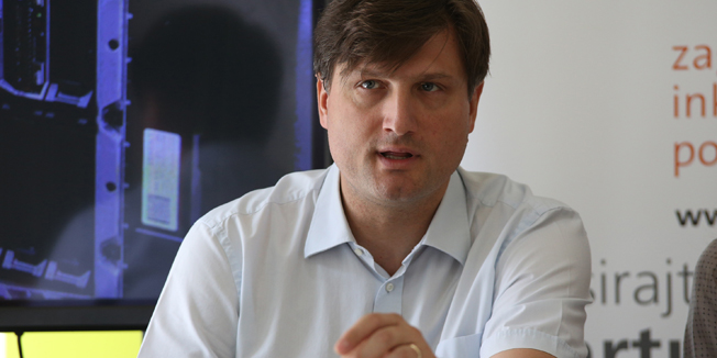 Zagreb, 050713.Klub Pepermint.U zagrebackom klubu Pepermint potpisan je ugovor izmedju svjetski poznate tvrtke Dell i Zagrebackog inkubatora poduzetnista. Potpisom ugovora Dell postaje informatici partner ZIP-a te ce osigurati informaticka rjesenja koja ce pomoci radu ZIP-a te time podrzati razvoj malog poduzetnistva.Na fotografiji: Sasa Cvetojevic, dopredsjednik ZIP-a.Foto: Ivan Klindic / CROPIX