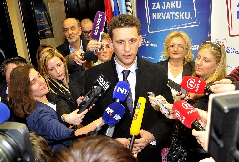 Zagreb, 021215. Sredisnjica HDZ-a.Pregovori HDZ-a i MOST-a nezavisnih lista u stranackim prostorijama HDZ-a. Na fotografiji: Bozo Petrov dao je izjavu za medije nakon zavrsenog sastnka.Foto: Srdjan Vrancic / CROPIX