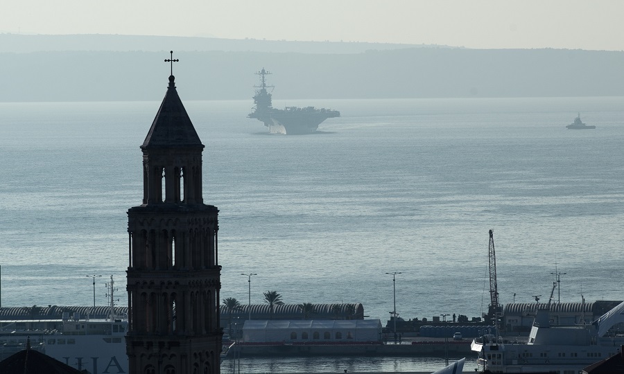 Split, 051215.Americki nosac zrakoplova na nuklearni pogon, USS Harry S. Truman (CVN 75), u pratnji krstarice uplovio je jutros u Bracki kanal i stigao pred splitsku luku.Na fotografiji: nosac zrakoplova Harry S. Truman i zvonik sv. Duje.Foto: Tom Dubravec / CROPIX