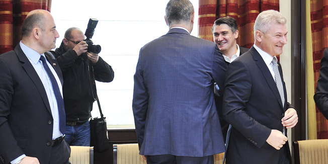 Zagreb, 071215.Hotel Esplanade.Zajednicki razgovor predstavnika koalicije Hrvatska raste i Domoljubne koalicije s predstavnicima MOST-a. Na fotografiji: Zoran Milanovic pozdravlja predstavnike Domoljubne koalicije.Foto: Boris Kovacev / CROPIX