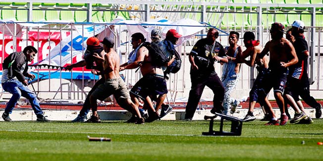 VALPARAISO, CHILE - DECEMBER 06:  Fans of Santiago Wanderers and Colo Colo scuffle prior to the  15th round match between Santiago Wanderers and Colo Colo as part of the Campeonato Clausura 2015 at Elias Figueroa Brander Stadium on December 05, 2015 in Valparaiso, Chile. (Photo by Franco Moreno/LatinContent/Getty Images)