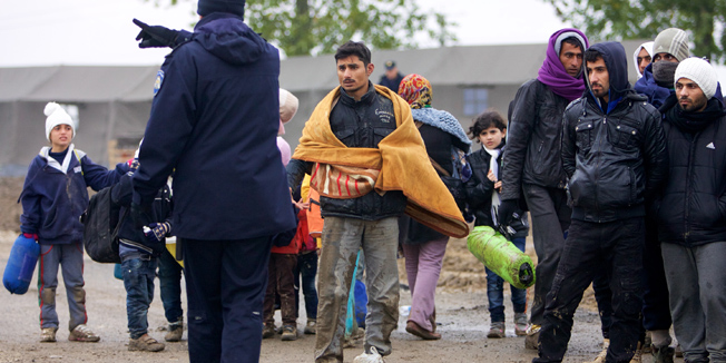 Opatovac, 201015.Oko tisucu izbjeglica, pod pratnjom policije, pjesice je stiglo iz Srbije preko granicnog prijelaza Berkasovo-Bapska.Put je dug sesnaest kilometara.Na fotografiji: izbjeglice cekaju na ulazak u kamp u Opatovcu.Foto: Vlado Kos / CROPIX