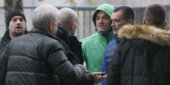 Zagreb, 051215.Dinamovi navijaci pri dolasku na utakmicu Dinamo - Hajduk verbalno su napali delegaciju Hajduka u kojoj su bili Ljubo Pavasovic Viskovic, Marin Brbic i Drazen Lalic.Foto: Ronald Gorsic / CROPIX