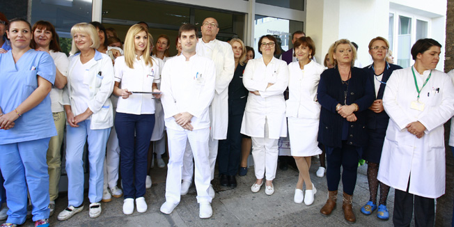 Split,021115.Svecano otvaranje energetski obnovljene bolnicke zgrade na Krizinama Klinickog bolnickog centra u Splitu.Zgradu su otvorili ministri Sinisa Vrga, Branko Grcic, zamjenik ministrice graditeljstva Zeljko Uhlir te direktor Agencije za pravni promet i posredovanje nekretninama Slavko Cukelj te Boris Poljak ravnatelj bolniceNa fotografiji:medicinske sestre i doktori na ulazu u bolnicuFoto: Duje Klaric / CROPIX