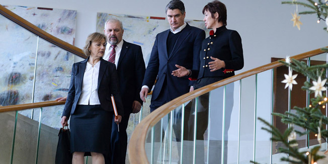 Zagreb, 071215. Pantovcak.Ured predsjednice.Nastavak popodnevnih konzultacija s predsjednicom u kojima su sudjelovali predstavnici koalicije Hrvatska raste, Domoljubne koalicije te MOST-a.Na fotografiji: Vesna Pusic, Silvano Hrelja, Zoran Milanovic, Nensi Tireli.Foto: Goran Mehkek / CROPIX