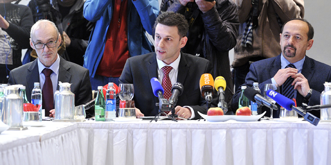 Zagreb, 071215.Hotel Esplanade.Zajednicki razgovor predstavnika koalicije Hrvatska raste i Domoljubne koalicije s predstavnicima MOST-a. Na fotografiji: predstavnici MOST-a, Robert Podolnjak, Bozo Petrov, Ivan Lovrinovic. Foto: Boris Kovacev / CROPIX