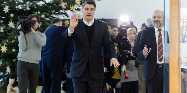 Zagreb, 071215. Pantovcak.Ured predsjednice.Nastavak popodnevnih konzultacija s predsjednicom u kojima su sudjelovali predstavnici koalicije Hrvatska raste, Domoljubne koalicije te MOST-a.Na fotografiji: Zoran Milanovic nakon pregovora.Foto: Goran Mehkek / CROPIX