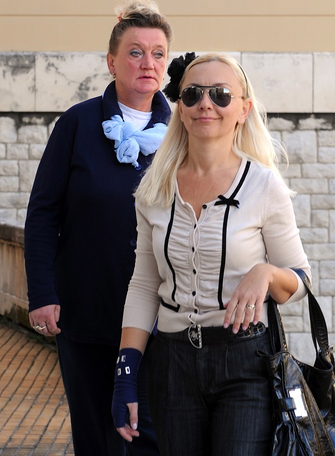 Rijeka,211010.Zupanisjki sud.Cvijecarka Rozamri Macura optuzena za pronevjeru dolazi na sudjenje.Na fotografiji: s majkom Jasenkom koja je u ponovljenom slucaju optuzena za sudjelovanej u kriminalnim radnjama. Foto: Marko Gracin / NOVI LIST / CROPIX