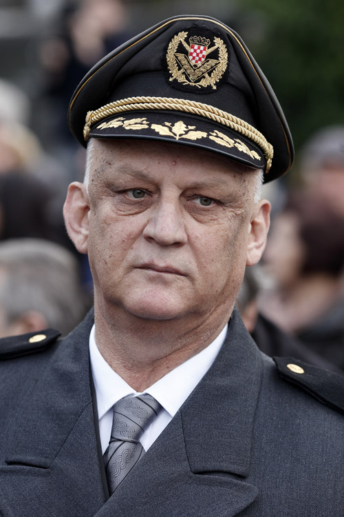 Zagreb, 101215.Hrvatska demokratska zajednica obiljezila je 16. obljetnicu smrti prvoga predsjednika Republike Hrvatske i utemeljitelja HDZ-a dr. Franje Tudjmana polaganjem vijenaca na njegov grob na zagrebackom groblju Mirogoju.Na fotografiji: Ljubo Cesic Rojs.Foto: Dragan Matic / CROPIX