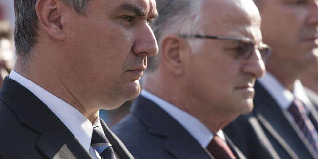 Knin, 050815. Trg dr.Ante Starcevica.Sredisnja proslava i obiljezavanje Dana pobjede,domovinske zahvalnosti,branitelja i 20.obljetnica vojno-redarstvene operacije Oluja. Predsjednik Sabora Josip Leko i premijer Zoran Milanovic  polozili vijence i zapalili svijece ispred spomenika Hrvatske pobjede Oluja 95.Foto: Bozidar Vukicevic / CROPIX 