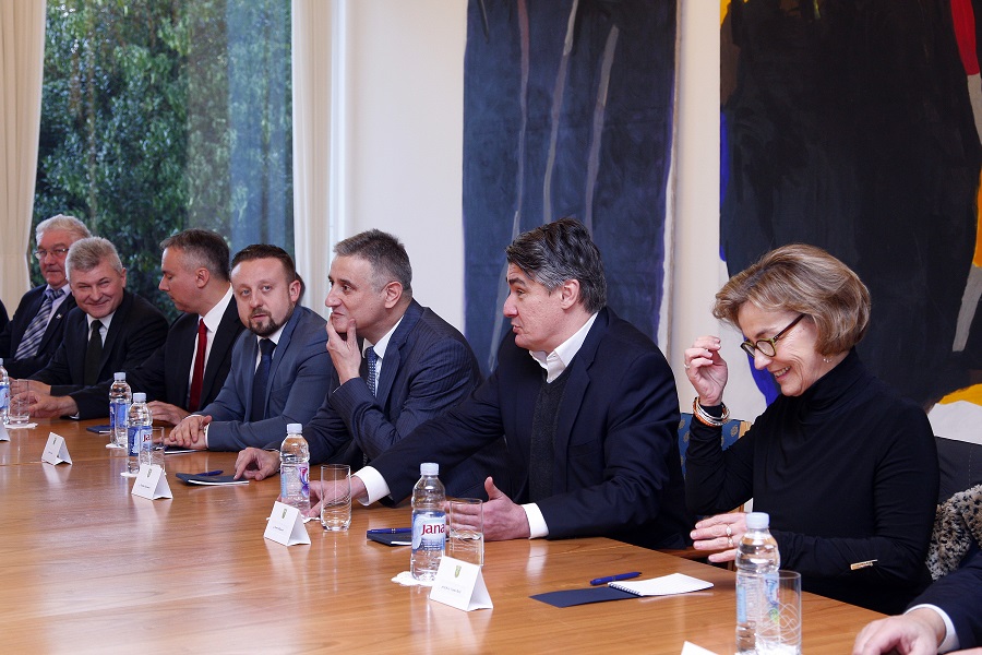 Zagreb, 041215.Ured predsjednika.Konzultacije celnika Domoljubne koalicije i koalicije Hrvatska raste s predsjednicom Kolinde Grabar-Kitarovic oko formiranja Vlade.Na fotografiji:Vesna Pusic, Zoran Milanovic,Tomislav Karamarko,Tepes,Kosor i Hrg.Foto: Davor Pongracic / CROPIX