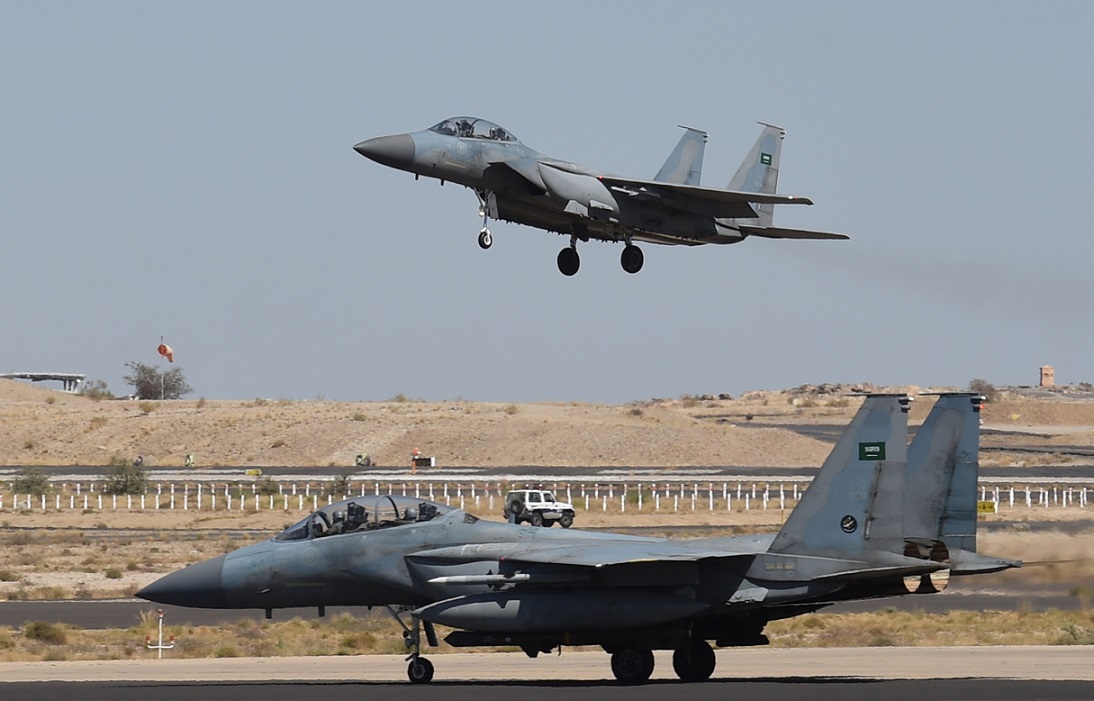 TO GO WITH AFP STORY BY IAN TIMBERLAKEA picture taken on November 16, 2015 shows a Saudi F-15 fighter jet landing at the Khamis Mushayt military airbase, some 880 km from the capital Riyadh, as the Saudi army conducts operations over Yemen.  AFP PHOTO / FAYEZ NURELDINE === PHOTO TAKEN DURING A GUIDED MILITARY TOUR ===