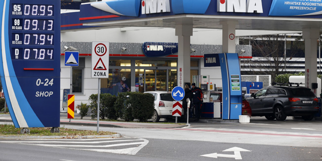 Zagreb, 151215.Ina, Miramarska cesta.Od ponoci znatnije su pale cijene goriva na benzinskim postajama. Benzini su pojeftinili izmedju 22 i 25 lipa po litri, a dizelska goriva 37 lipa.Na fotografiji: cijene goriva.Foto: Marko Todorov / CROPIX