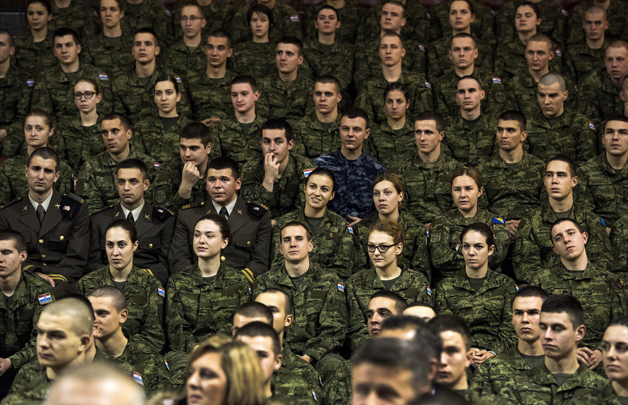 Zagreb, 161215.Hrvatsko vojno uciliste Franjo Tudjman.Svecana dodjela plaketa najboljim kadetima u svojoj generaciji u Oruzanim snagama RH te je proglasen najbolji kadet 10. narastaja i urucena je prijelazna sablja. Na fotografiji: kadeti.Foto: Sandra Simunovic / CROPIX