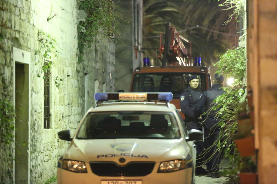 Kastel Kambelovac, 171215.Nepoznati muskarac se zabarakadirao u kuci te prijeti samoubojstvom. Na teren su izasli policajci, vatrogasci te hitna pomoc. Foto: Zvonimir Barisin / CROPIX