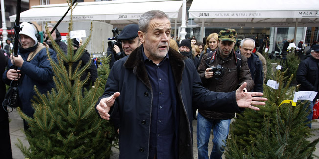Zagreb, 191215.Trg bana Josipa JelacicaPovodom nadolazecih blagdana na glavnom zagrebackom trgu organizirana je humanitarna prodaja borova Caritasa i Hrvatskih suma.Na fotografiji: bor je kupio i gradonacelnik Milan Bandic.Foto: Ranko Suvar / CROPIX