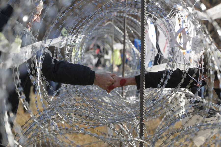 Oprtalj, 191215.Tristotinjak prosvjednika iz Hrvatske i Slovenije  prosvjedovalo je na granicnom prijelazu Sveta Lucija - Brezovica protiv postavljene zilet zice na granici izmedju Slovenije i Hrvatske. Foto: Goran Sebelic / CROPIX