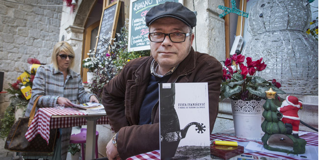Split, 191215. Pjaca , caffe No stress .Promocija knjige  Ivice Ivanisevica U sedlu je tijesno za dvoje.Na fotografiji: Ivica Ivanisevic.Foto: Bozidar Vukicevic / CROPIX 