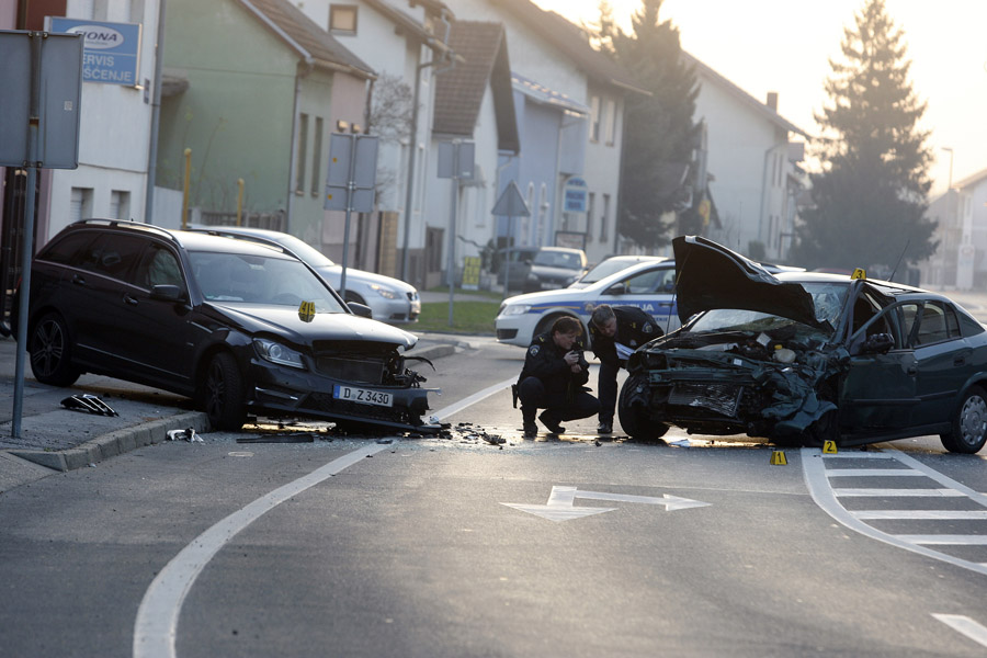 Varazdin, 191215.U ulici brace Radic doslo je do frontalnog sudara dva automobila. Jedna je osoba poginula, a dvije su ozlijedjene te prebacene u OB Varazdin. Vise detalja biti ce poznato nakon policijskog ocevida.Foto: Zeljko Hajdinjak / CROPIX