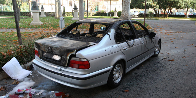 Zadar, 201215.Nocas oko 4.20 sati na cesti pored Perivoja Gospe od zdravlja, na Trgu tri bunara, zapalio se tijekom voznje BMW zadarskih registarskih tablica. Od pozara na elektricnim instalacijama nitko nije ozlijedjen, a vozilo je izgorjelo u potpunosti. Foto: Jure Miskovic / CROPIX