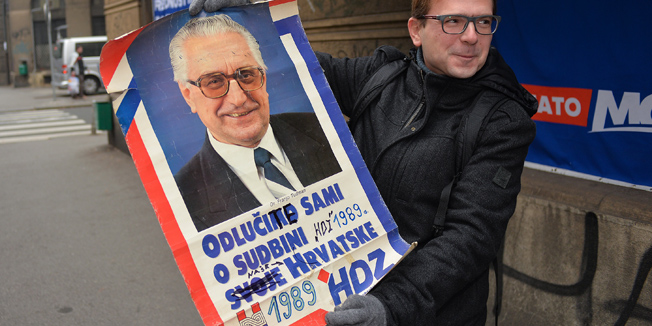 Zagreb, 201215. Smiciklasova.Sjednica nacionalnog vijeca Mosta.Na fotografiji: netko je iz jureceg automobila izbacio predizborni plakat s likom Franje Tudjmana.Foto: Goran Mehkek / CROPIX