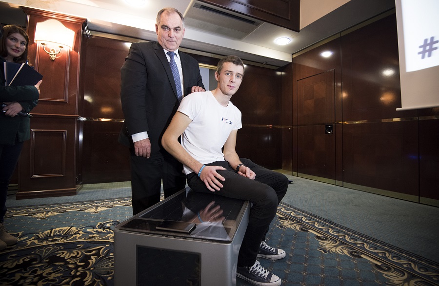 Solin, 211215.U hotelu President predstavljena je Pametna kluma mladog inovatora Ivana Mrvosa.Na fotografiji: Ivan Mrvos i Blazenko Boban.Foto: Ante Cizmic / CROPIX