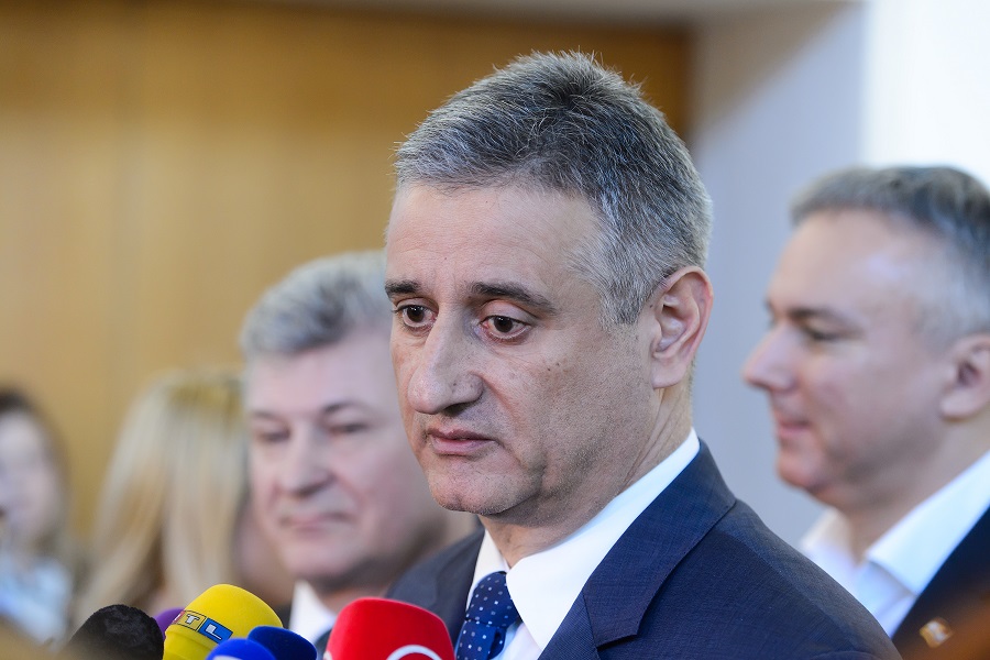 Zagreb, 221215. Pantovcak.Ured predsjednice.Predsjednica Kolinda Grabar Kitarovic odrzava cetvrti krug konzultacija s predstavnicima stranaka koje su osvojile mandate u Saboru.Na fotografiji: Tomislav Karamarko.Foto: Goran Mehkek / CROPIX