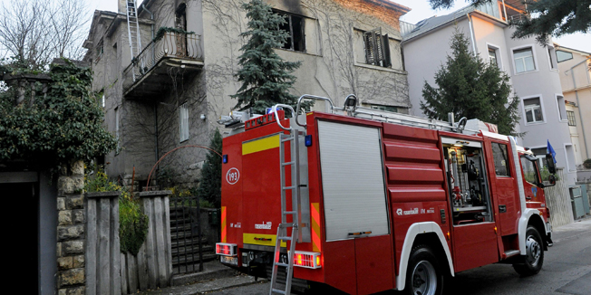 Zagreb, 251215. Salata.U Torbarovoj ulici na prvom katu kuce zbog jos nepoznatog uzroka buknuo je pozar. U tijeku je vatrogasna intervencija.Foto: Srdjan Vrancic / CROPIX 