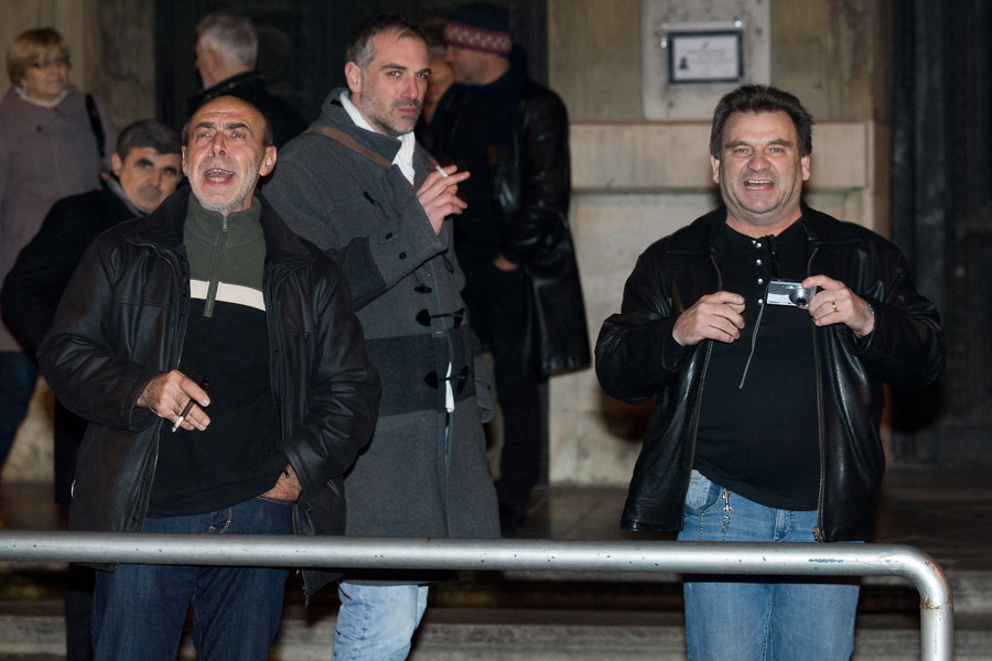 Zagreb, 281215.Palmoticeva ulica.Usprkos prosvjedovanju okupljenih antifasista, izvikivanju informacija o zlocinima pocinjenim u NDH, u bazilici Presvetog srca Isusova odrzana je misa zadusnica za Antu Pavelica.Na fotografiji: isprovocirani posjetitelji mise za Antu Pavelica.Foto: Darko Tomas / CROPIX