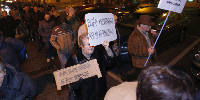 Zagreb, 281215.Prosvjed protiv stranaka HDZ i MOST odrzan je na glavnom zagrebackom trgu, a nastavljen je ispred zgrade predsjednice Kolinde Grabar Kitarovic u Bauerovoj ulici. Organizatori isticu kako su biraci prevareni i da su jedino rjesenje novi izbori.Na fotografiji: odlazak prosvjednika u Bauerovu ulicu.Foto: Marko Todorov / CROPIX