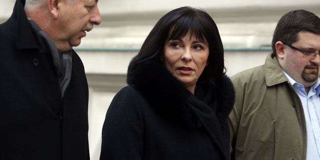 Zagreb, 291215.Na Zupanijskom sudu na Zrinjevcu odrzava se pripremno rociste u slucaju bivse sisacke zupanice Marine Lovric Merzel.Na fotografiji: Marina Lovric Merzel dolazi na sud u drustvu odvjetnika Mate Matica.Foto: Damjan Tadic / CROPIX