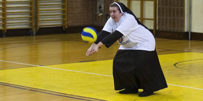 Zagreb, 291215.OS Mate Lovraka.Klanjateljice Krvi Isusove regije Zagreb organizirale su Sportske igre redovnica u kojim se natjecu u odbojci, stolnom tenisu i sahu.Na fotografiji: redovnice igraju odbojku.Foto: Tomislav Kristo / CROPIX