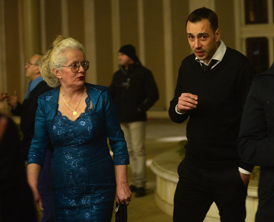 Skopje, 291215.Odrzana premijera popularnog mjuzikla Chicago u kojem glavnu ulogu Roxy igra Jelena Jovanova. Na premijeri je prisustvovao i Jelenin suprug Stjepan Peric sa svojom majkom.Na fotografiji: Stjepan Peric s majkom.Foto: Maja Zlatevska / CROPIX