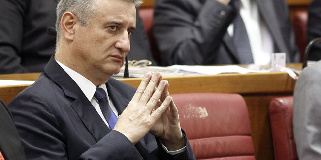 Zagreb, 281215.Hrvatski sabor. Druga konstituirajuca sjednica u 8. sazivu Hrvatskog Sabora na kojem su pozvani zastupnici izabrani na izborima u studenom.Zeljko Reiner sa 88 glasova izabran je za novog predsjednika Sabora.Na fotografiji: Tomislav Karamarko, Bozo Petrov.Foto: Dragan Matic / CROPIX