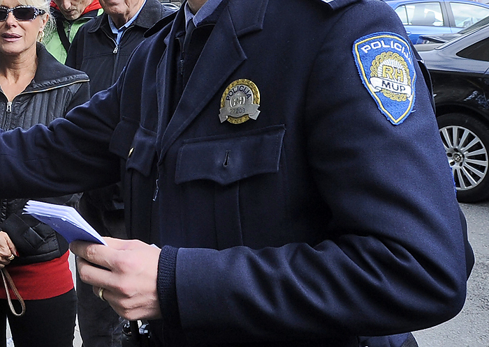 Zagreb, 181009.Britanski trg.Prosvjed stanara Pantovcaka te okolnih ulica poradi lose organizacije parkiranja Zagrebparkinga.Stanari prosvjeduju jer odnedavno nemaju dovoljno mjesta za praking u spomenutoj ulici, te stoga mjesto za svoj automobil traze u ostalim ulicama, neposredno uz Pantovcak.Na fotografiji: policajac koji je upucen na mjesto prosvjeda, uzima osobne podatke jednog od prosvjednika.Foto: Vjekoslav Skledar / CROPIX