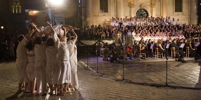 Dubrovnik, 100710.Veceras su svecanom ceremonijom ispred crkve sv Vlaha otvorene 61. Dubrovacke ljetne igre. Ceremoniju otvaranja rezirala je Dora Ruzdjak, a izvedena je pred prepunim gledalistem koje je zamoljeno da ne sjedi da bi stalo vise posjetitelja. Svecanu lozu su ispunili uglavnom ljudi iz politickog zivota na celu sa predsjednikom RH Ivom Josipovicem i njegovim gostom predsjednikom Slovenije, Danilo Turk. Svecanom otvaranju nije prisustvovala premijerka Kosor iako je bila ocekivana.Foto: Sinisa Sunara / Cropix