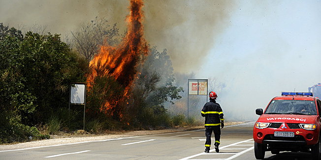 Vodice, 100912.Veliki sumski pozar u podrucju Kovca u zaledju Vodica kod mjesta Gaceleze, gase 5 kanadera i preko 50 vatrogasaca. Zbog miniranog terena vatrogasci ne mogu sici sa ceste. Foto: Niksa Stipanicev / CROPIX