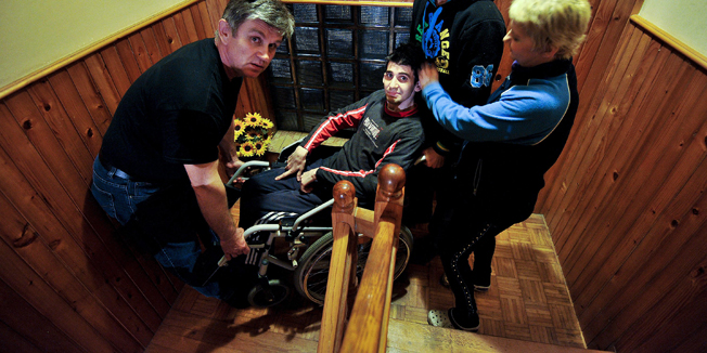 Sisak, 190315.Trebarjevo Desno.Hrvoje Cvetkovic, decko s invaliditetom, multiplom sklerozom i gotovo potpuno sljepocom, fotografiran u krugu svoje obitelji koja ima vise birokratskih problema oko dobivanja raznih dozvola potrebnih za Hrvojev i njihov laksi zivot.Na fotografiji: otac Tihomir, brat Ivan, Hrvoje i majka Marija.Foto: Boris Kovacev / CROPIX