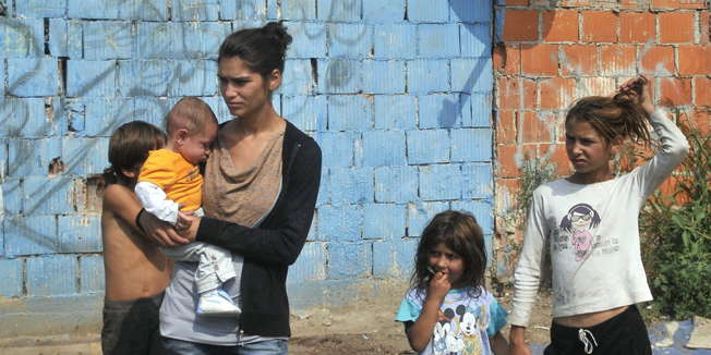 Zagreb, 040912.Na poziv Udruge Roma Ne boj se - Madara, gradonacelnik grada Zagreba Milan Bandic i suradnici, a u drustvu saborskog zastupnika Veljka Kajtazija i predsjednika Udruge Roma Madara, Muhameda Zahirovica obisao je romska naselja Vrtni put, Struge i Dumovec.Foto: Bruno Konjevic / CROPIX
