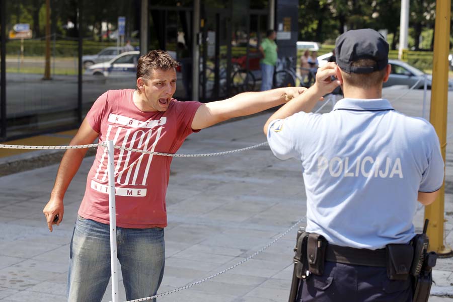Zagreb, 030715.Vukovarska.Zapocelo uklanjanje bikova s livade ispred Ministarstva polojoprivrede.Na fotografiji: ocajni vlasnik.Foto: Marko Todorov / CROPIX
