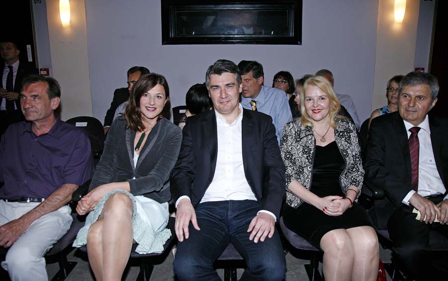 Zagreb, 050715.Kazaliste Kerempuh.Hrvati iz Novog Zelanda s plemenom Maurima pjevaju hrvatske pjesme.Na fotografiji: Premijer Zoram Milanovic sa suprugom Sanjom.Foto: Biljana Gaurina / CROPIX