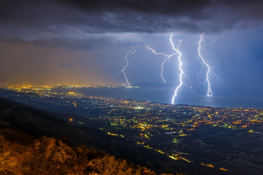Malacka, 080615. Tijekom noci sire splitsko podrucje zahvatilo je jako grmljavinsko nevrijeme. Nakon iznadprosjecno vruceg dana, vecer je donijela nestabilnosti koje su rezultirale jakim grmljavinskim pljuskom te obilnom kisom.Na fotografiji: pogled na Kastela, Split i okolicu sa planinskog prijevoja Malacka 422m/nm te nadolazeci olujni oblak.Foto: Zvonimir Barisin / CROPIX