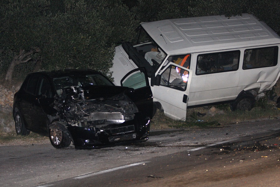 Makarska, 080715.Na Jadranskoj magistrali dva kilometra zapadno od Makarske veceras se dogodila prometna nesreca u kojoj su sudjelovali osobno i kombi vozilo.Okolnosti i posljedice nesrece zasad su nepoznati.Na fotografiji: policijski ocevid na mjestu nesrece.Foto: Ivo Ravlic / CROPIX